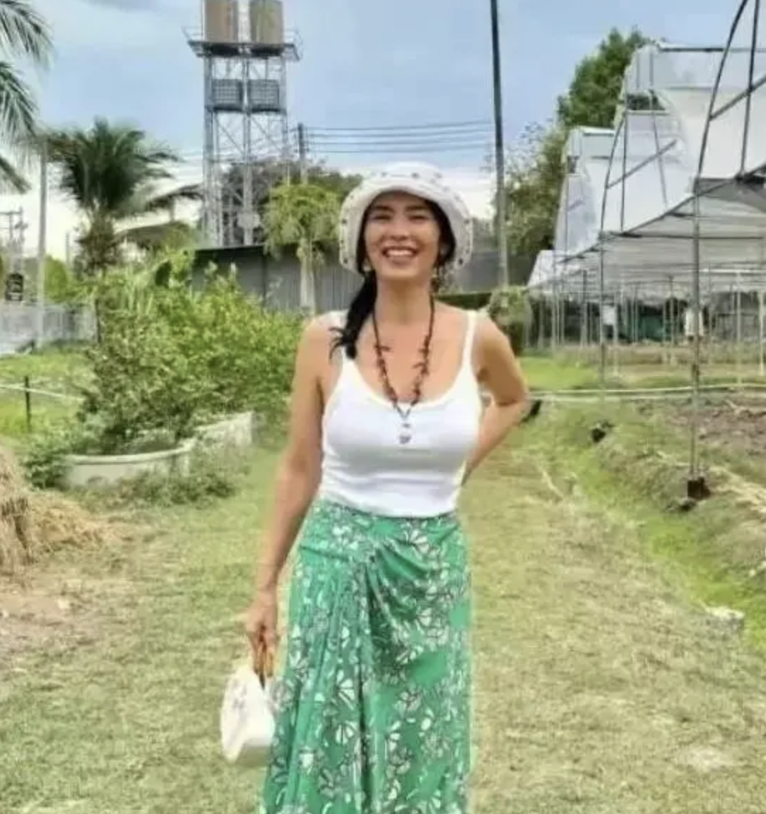 61岁韦唯隐居泰国深山，养牛种田笑如少女！活成多少人羡慕的样子