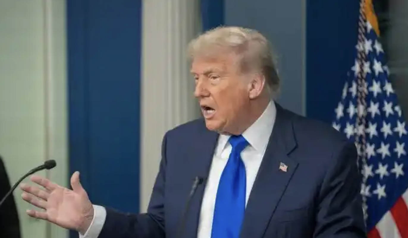 特朗普：泽连斯基拿了3500亿美元，却丢了25%的国土，他得“现实点”，输了就是输了